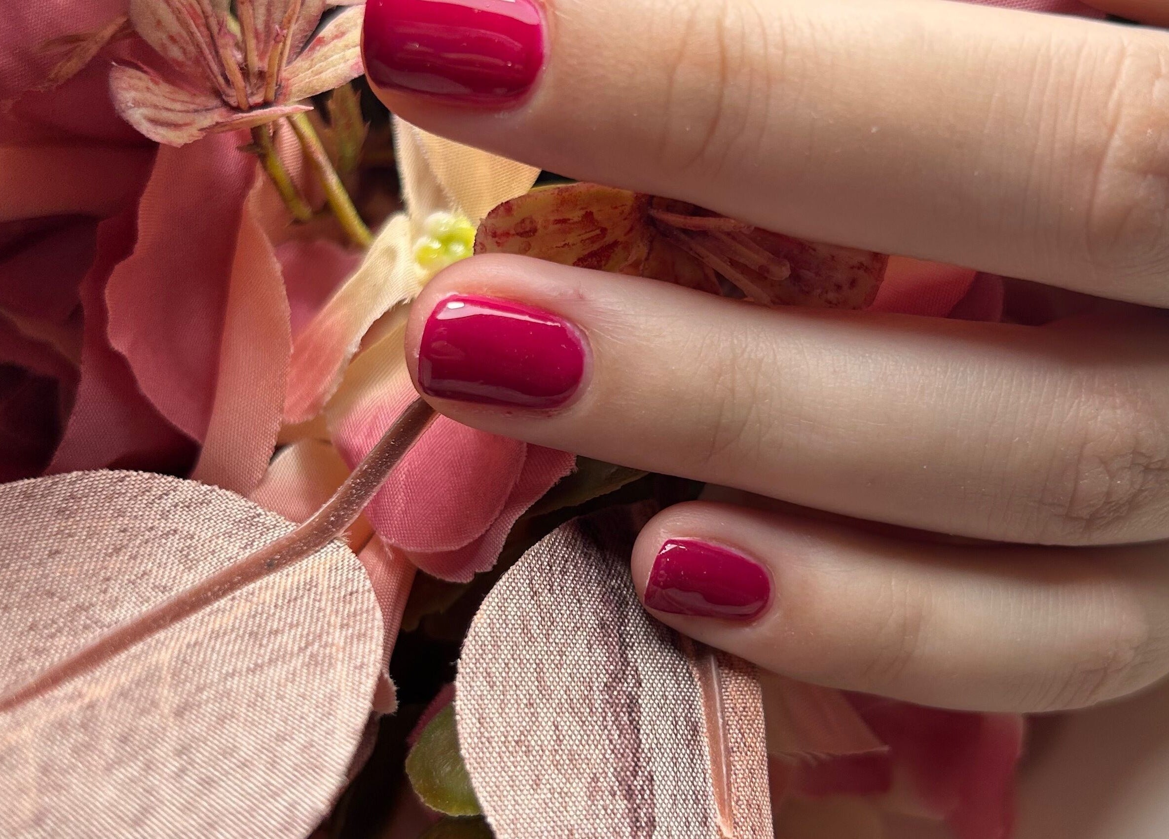 Manicure raffinata con smalto fucsia e fiori, Beauty and Nails di Ariano Ylenia, Pusiano, Lombardia, IT.