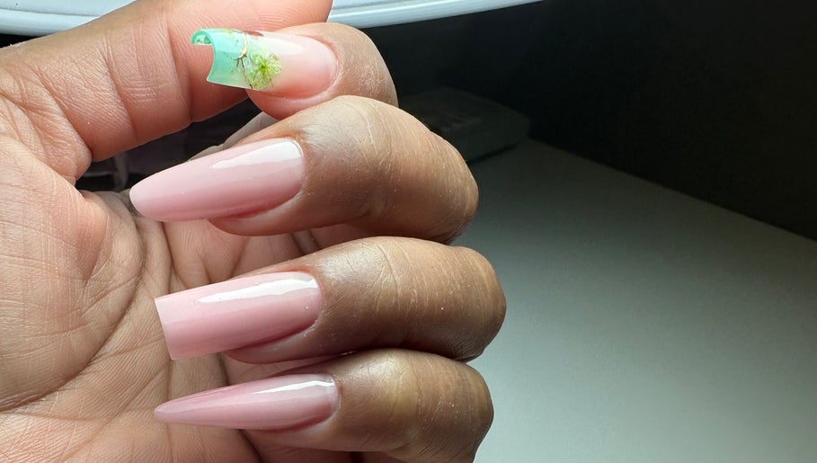 Nail art delicada com decoração em Kelly Pinto 24 Nails, Entroncamento, Santarém, PT.