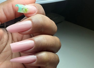 Nail art delicada com decoração em Kelly Pinto 24 Nails, Entroncamento, Santarém, PT.