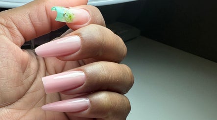 Nail art delicada com decoração em Kelly Pinto 24 Nails, Entroncamento, Santarém, PT.