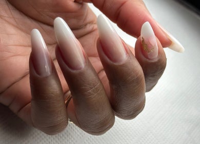 Unhas elegantes com design sofisticado em Kelly Pinto 24 Nails, Entroncamento, Santarém, PT.
