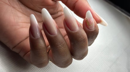 Unhas elegantes com design sofisticado em Kelly Pinto 24 Nails, Entroncamento, Santarém, PT.