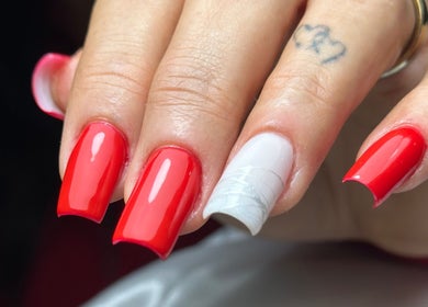 Unhas vermelhas vibrantes e decoradas no Kelly Pinto 24 Nails, Entroncamento, Santarém, PT.