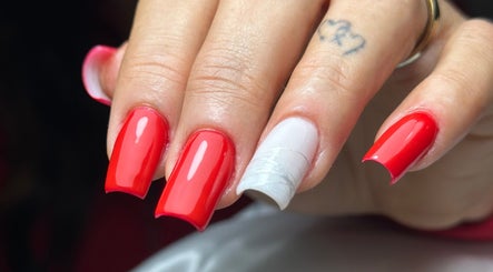 Unhas vermelhas vibrantes e decoradas no Kelly Pinto 24 Nails, Entroncamento, Santarém, PT.