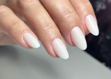 Unhas pintadas de branco elegante na Kelly Pinto 24 Nails, Entroncamento, Santarém, PT.