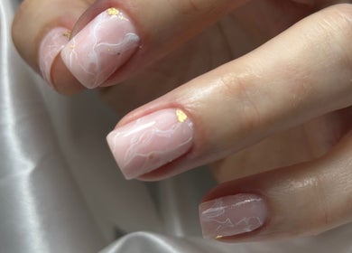 Unhas elegantes com design rosa e detalhes dourados no Kelly Pinto 24 Nails, Entroncamento, Santarém, PT.