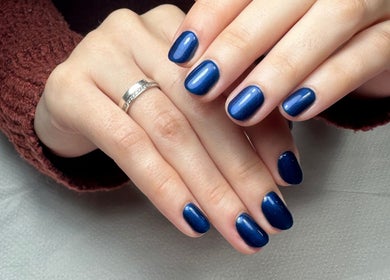Unhas azuis elegantes no Kelly Pinto 24 Nails, Entroncamento, Santarém, PT. Manicure sofisticada.