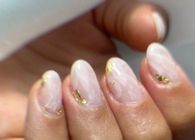 Nail art com detalhes dourados em Kelly Pinto 24 Nails, Entroncamento, Santarém, PT.