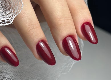 Unhas elegantes em tom vinho perfeitas no Kelly Pinto 24 Nails, Entroncamento, Santarém, PT.