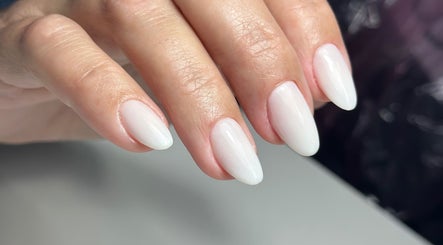 Unhas brancas elegantes em forma de amêndoa no Kelly Pinto 24 Nails, Entroncamento, Santarém, PT.