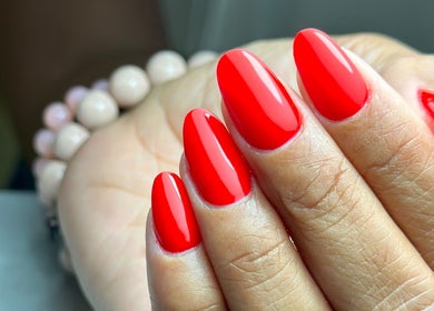 Manicure vermelho vibrante em Kelly Pinto 24 Nails, Entroncamento, Santarém, PT, destacando beleza.