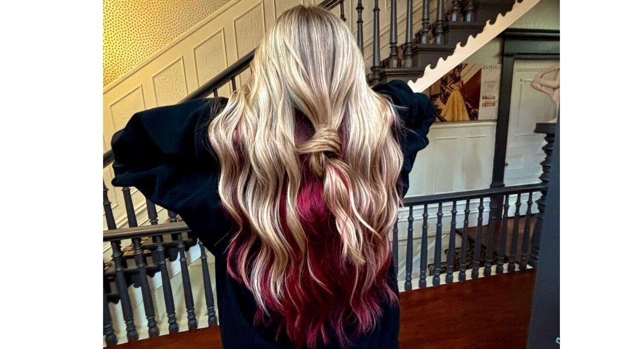 Longs cheveux blonds et rouges coiffés chez Hairby.Élodie à Montmagny, Québec, CA.