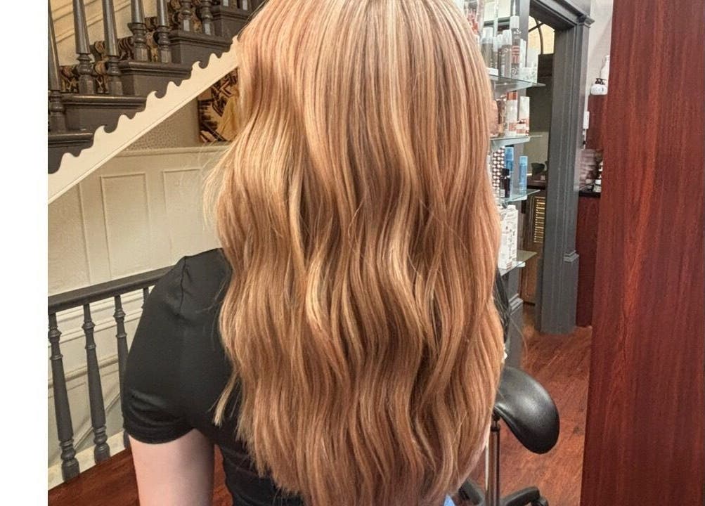 Cheveux ondulés et lumineux à Hairby.Élodie, Montmagny, Québec, CA. Salon élégant offrant des soins de qualité.