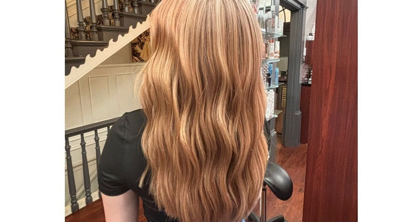 Cheveux ondulés et lumineux à Hairby.Élodie, Montmagny, Québec, CA. Salon élégant offrant des soins de qualité.