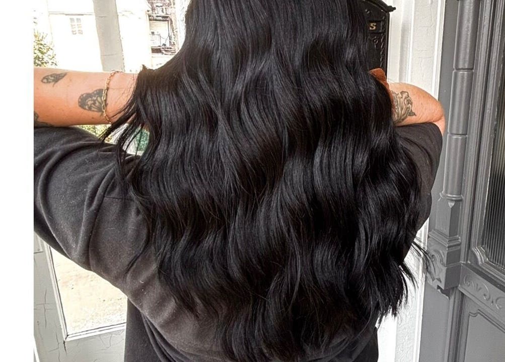 Cheveux noirs ondulés réalisés chez Hairby.Élodie à Montmagny, Québec, CA.