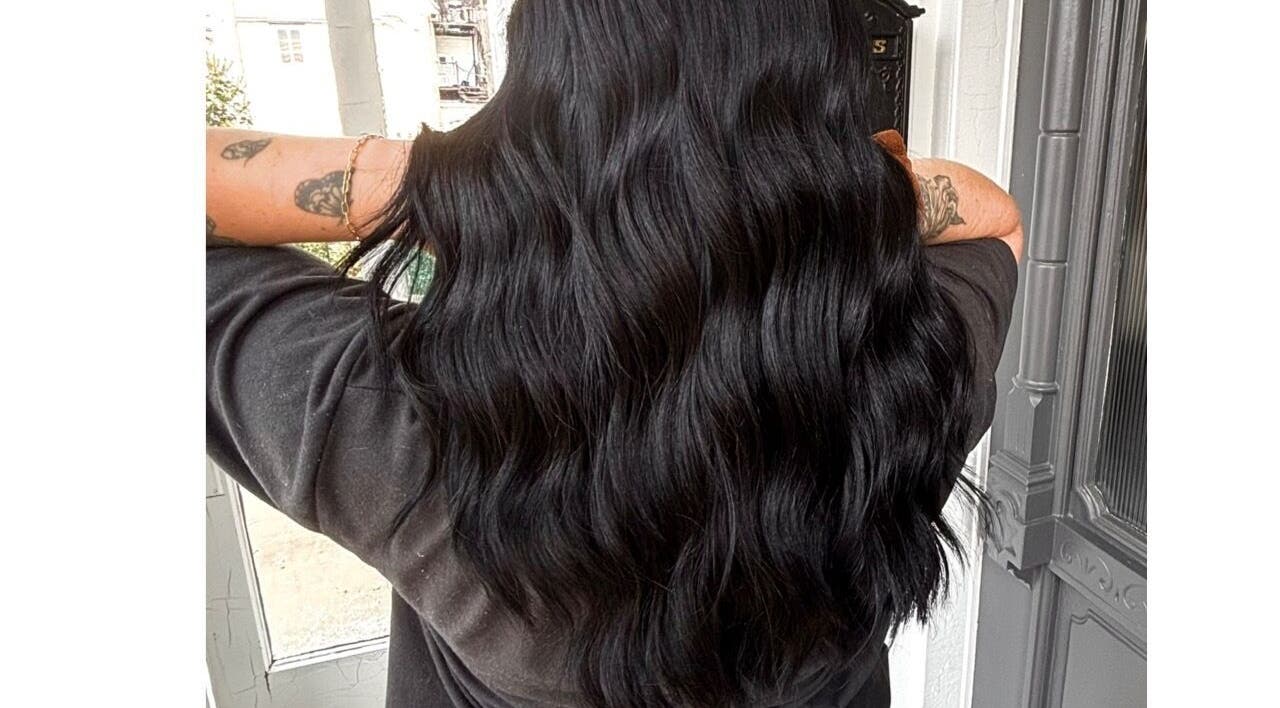 Cheveux noirs ondulés réalisés chez Hairby.Élodie à Montmagny, Québec, CA.