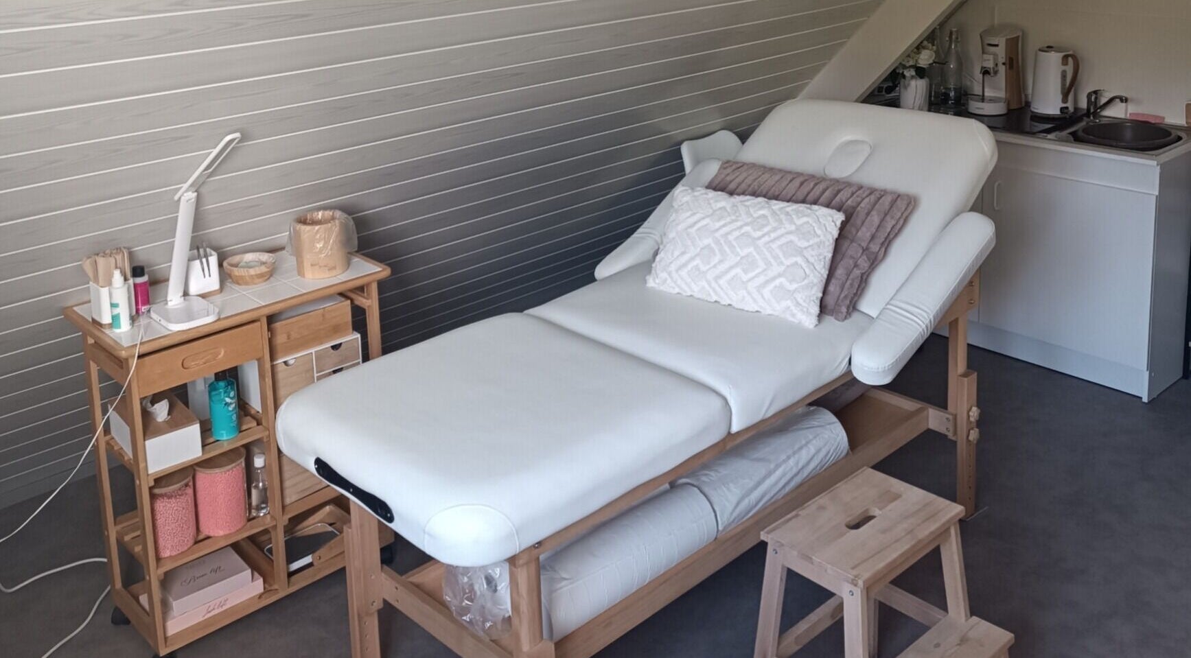 Table de soin esthétique à Beauty Lyn, Salon de Beauté, Canapville, Normandie, FR, offrant un espace relaxant.