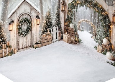 Charming snowy scene with lanterns and greens at Morganite Photography, Alberton, Gauteng, ZA.