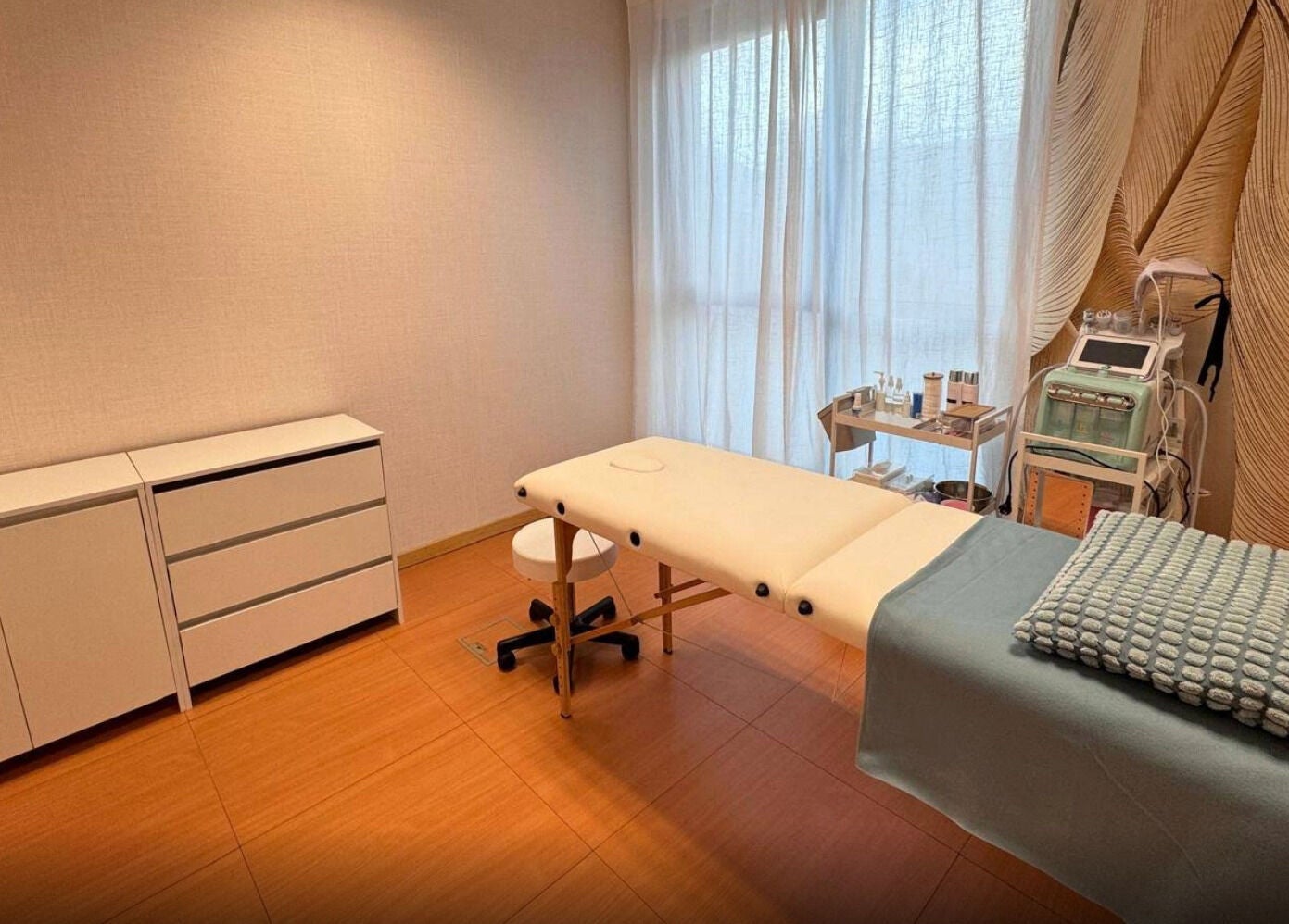 Sala de tratamento relaxante em Bella Face, Lisboa, Lisboa, PT, com mesa de massagem e decoração elegante.