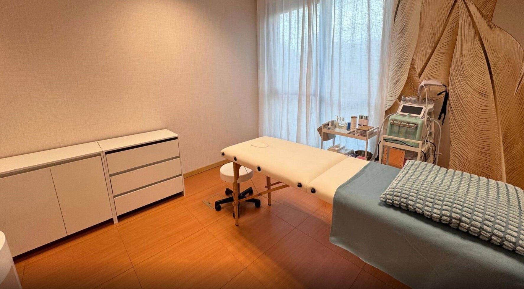 Sala de tratamento relaxante em Bella Face, Lisboa, Lisboa, PT, com mesa de massagem e decoração elegante.