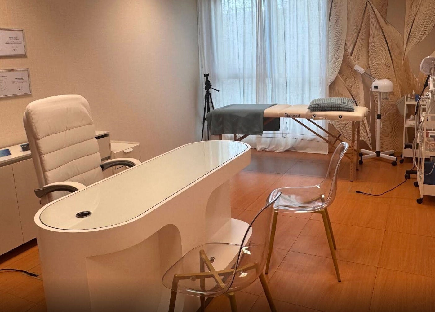 Consultório moderno de estética em Bella Face, Lisboa, Lisboa, PT, com decoração sofisticada e equipamentos profissionais.