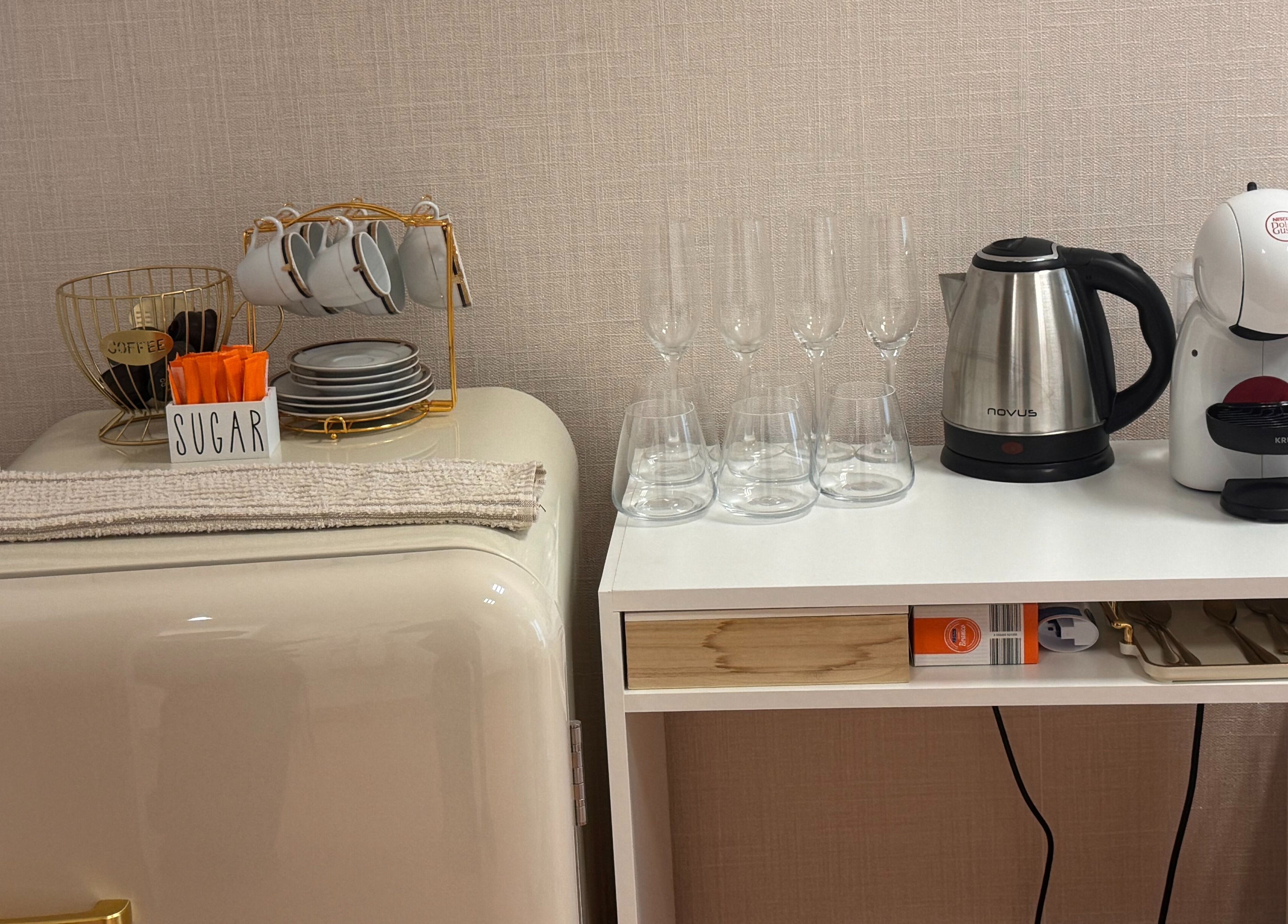 Espaço de bebidas elegante na Bella Face, Lisboa, PT, com chávenas, chaleira e máquina de café.