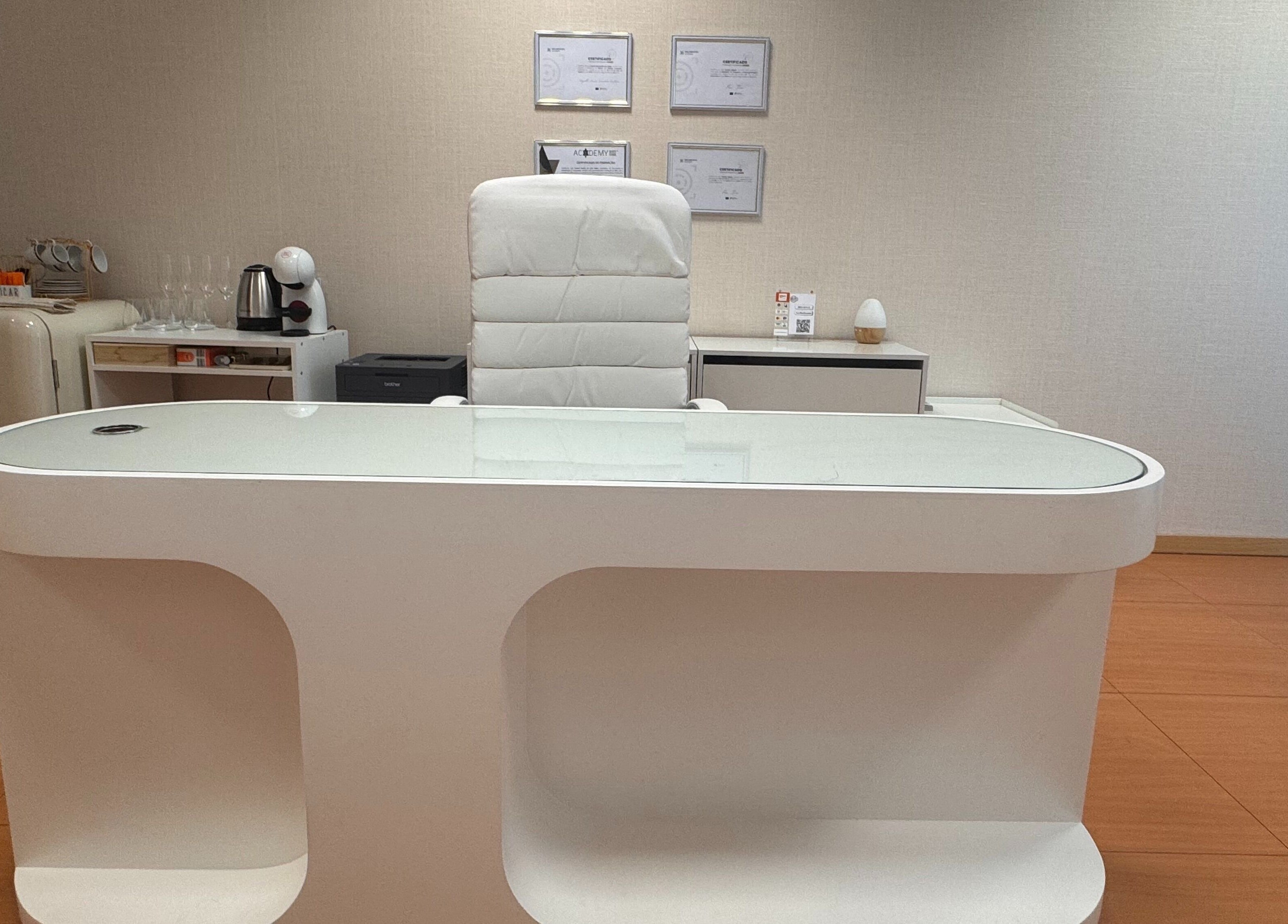 Espaço de escritório elegante no Bella Face, em Lisboa, Lisboa, PT. Design moderno com móveis brancos.