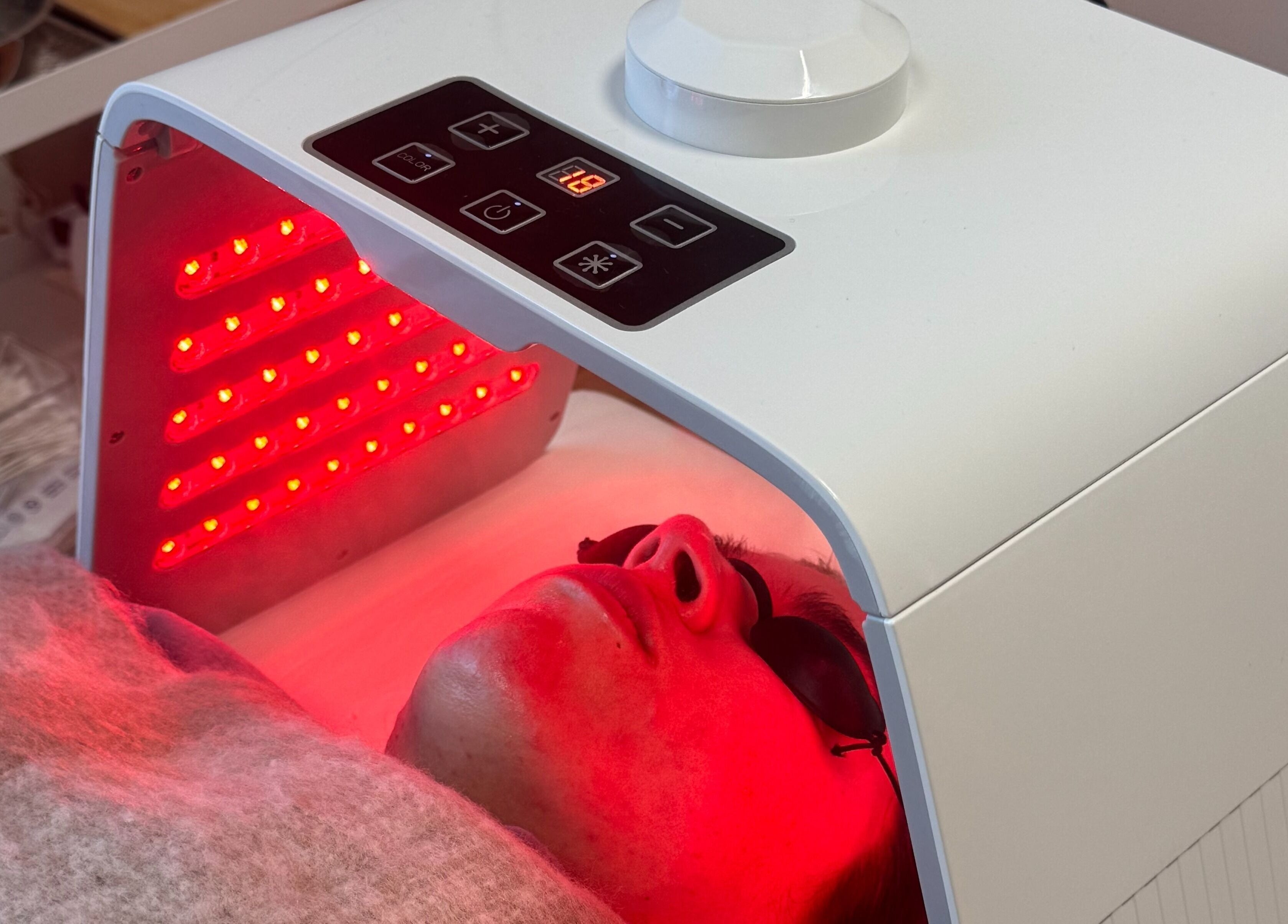 Tratamento LED em Bella Face, Lisboa, Lisboa, PT, demonstrando rejuvenescimento facial.