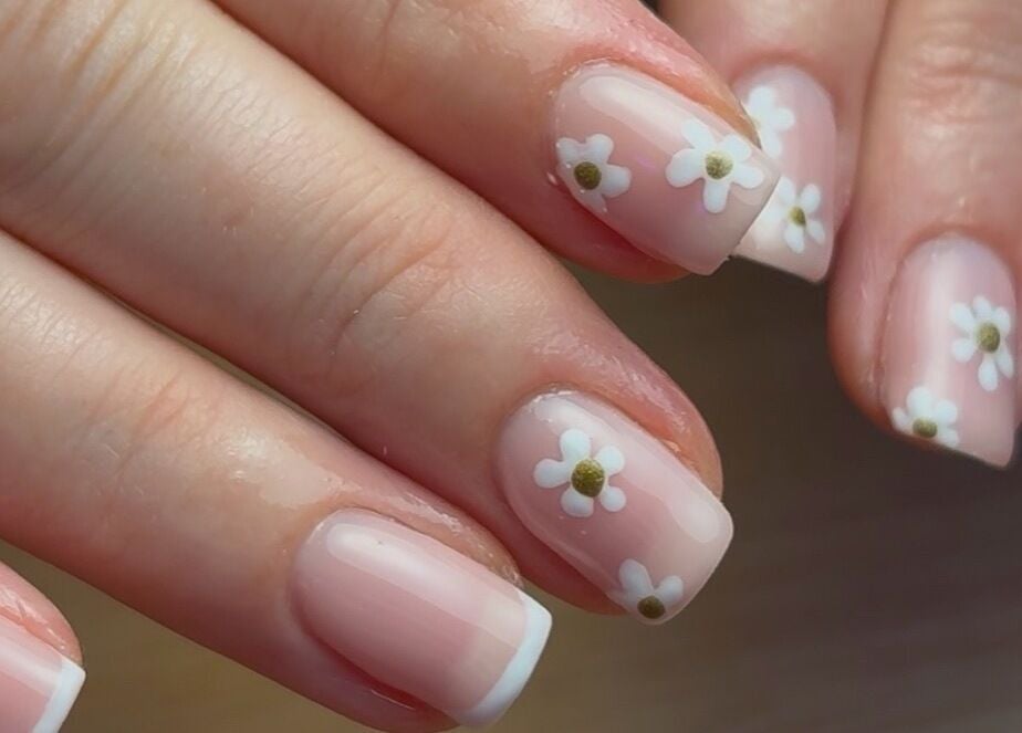 Daisy nail art at Glos Nails by April, Shirley, England, GB. Perfectly manicured hands showcasing flower design.