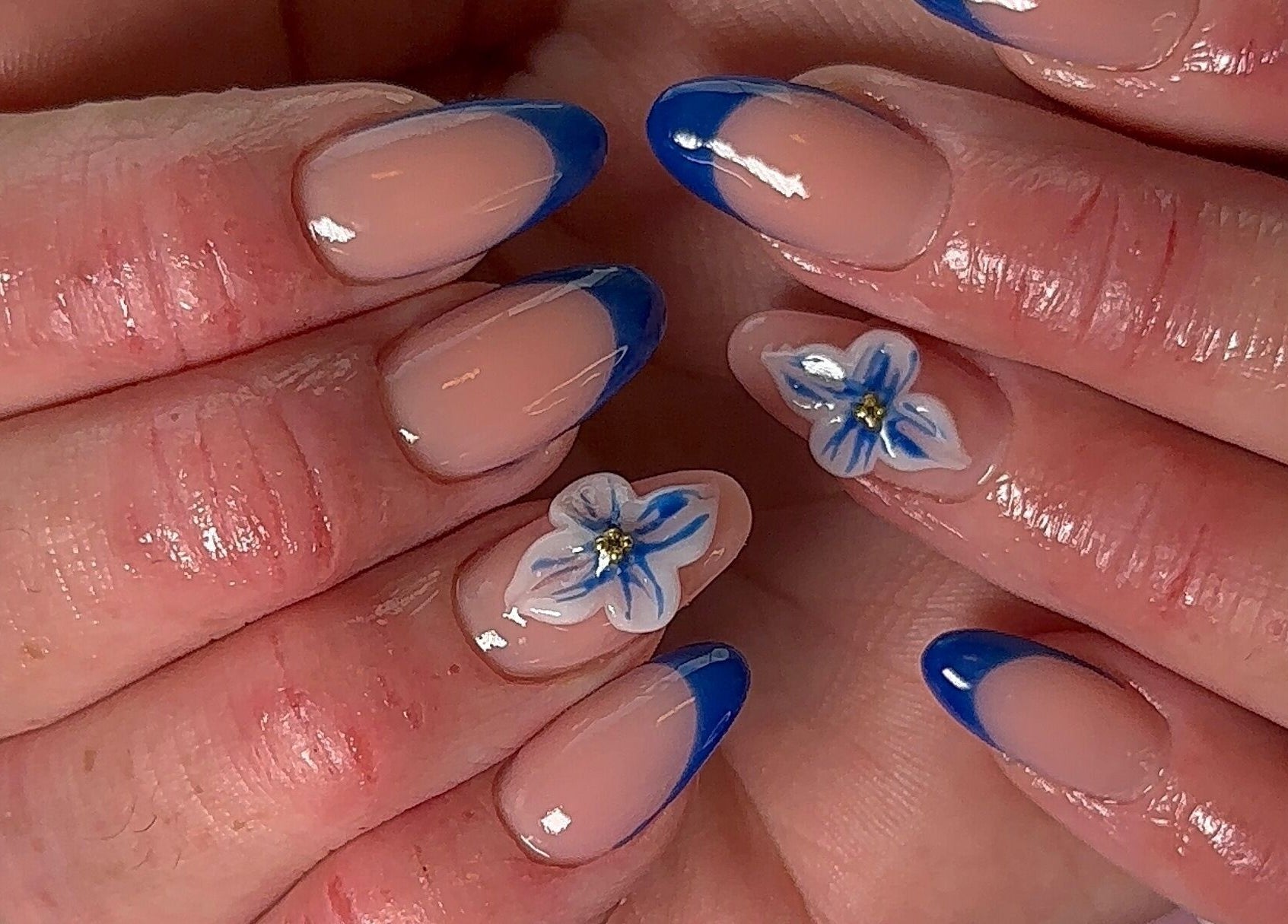 Elegant blåblomstret neglkunst hos Bellelashes by Aicha, Kristiansund, Møre Og Romsdal, NO.