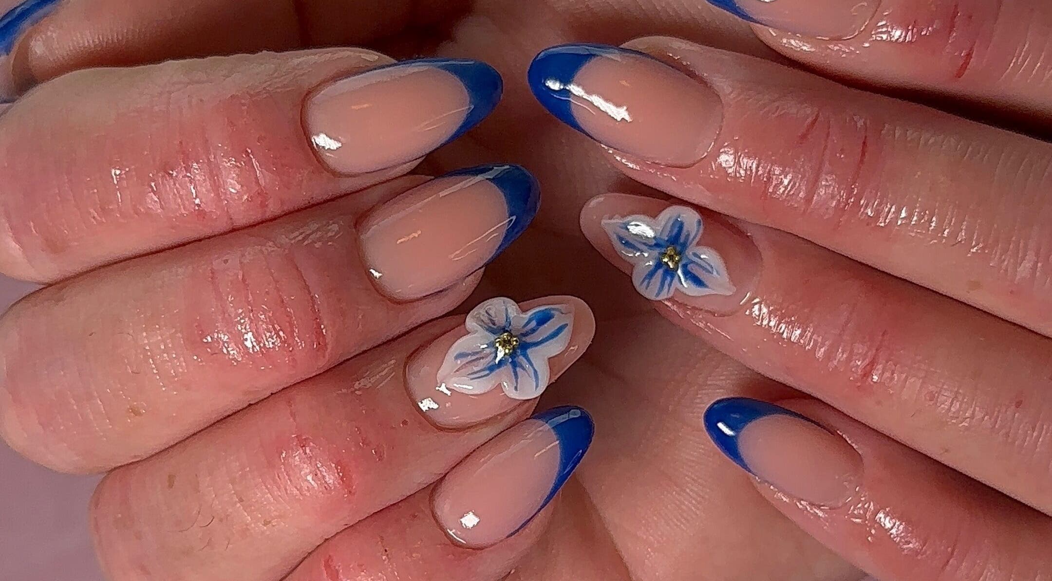 Elegant blåblomstret neglkunst hos Bellelashes by Aicha, Kristiansund, Møre Og Romsdal, NO.