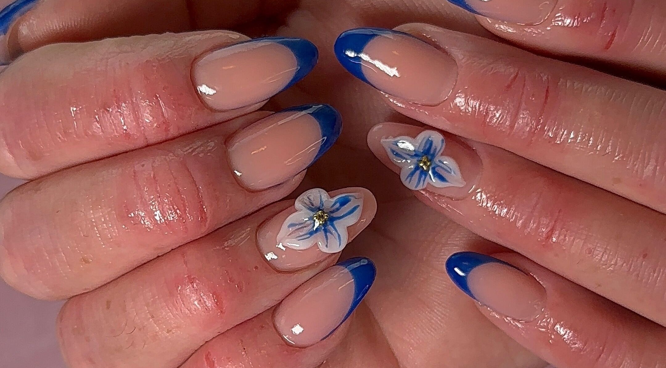 Elegant blåblomstret neglkunst hos Bellelashes by Aicha, Kristiansund, Møre Og Romsdal, NO.