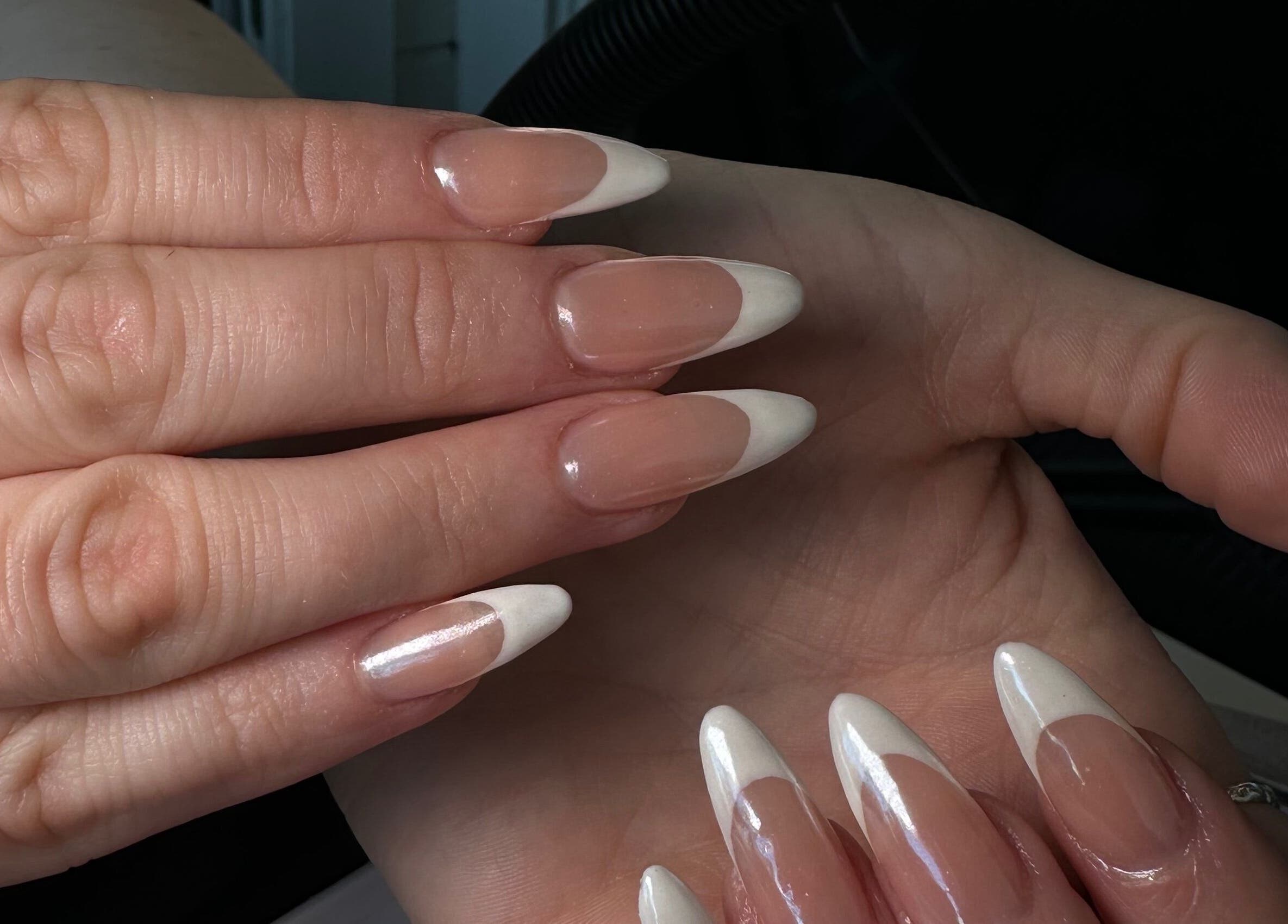 Franske negler hos Bellelashes by Aicha, Kristiansund, Møre Og Romsdal, NO, viser perfekt manikyr.