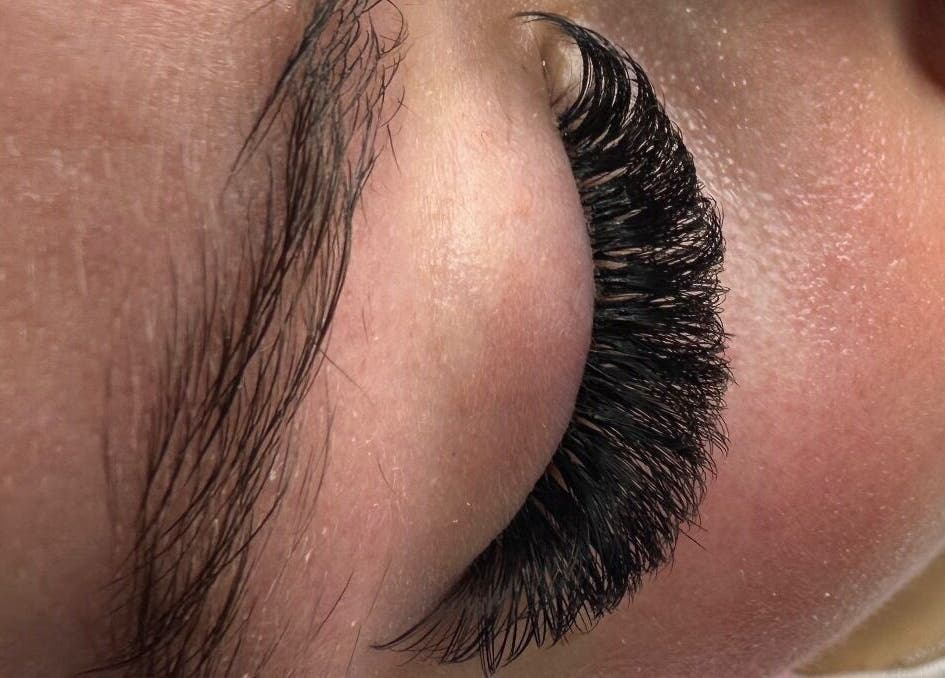 Nærbilde av fyldige vipper på Bellelashes by Aicha, Kristiansund, Møre Og Romsdal, NO.