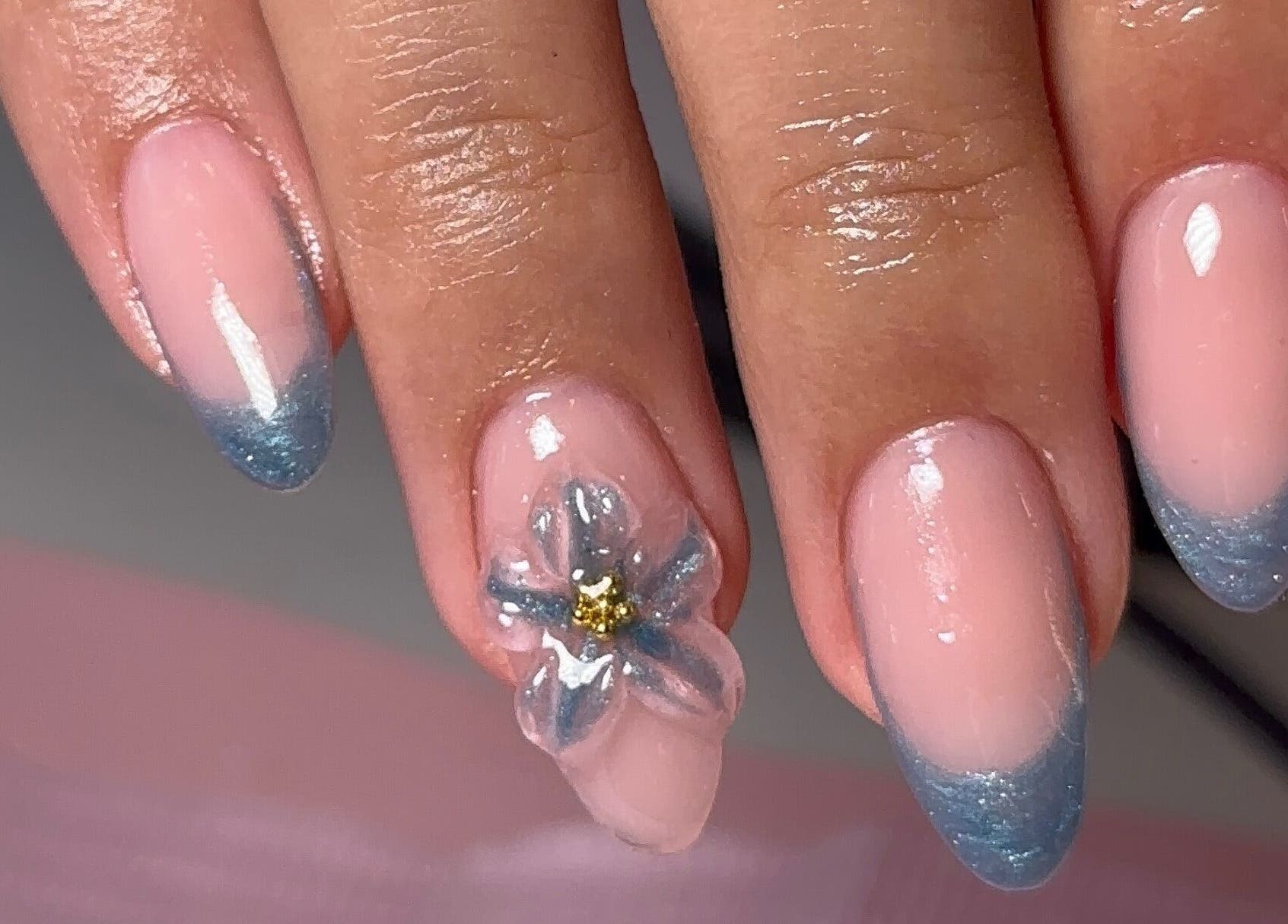 Vakkert blått negledesign med blomst fra Bellelashes by Aicha i Kristiansund, Møre Og Romsdal, NO.