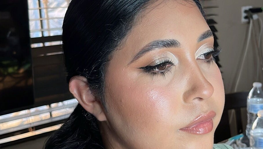 makeup y lashes dc imaginea 1