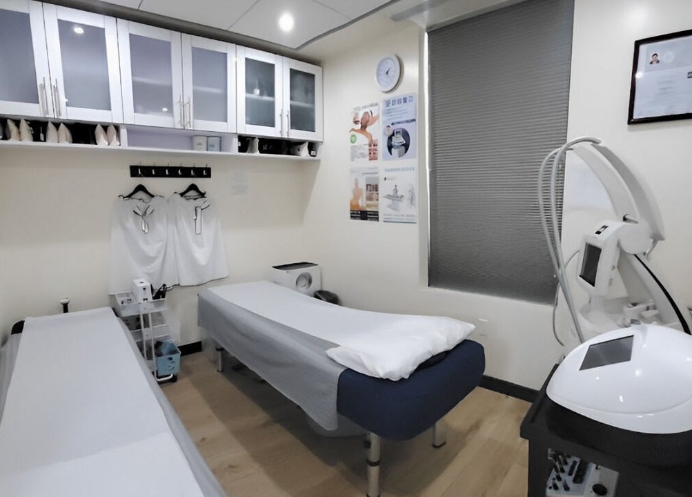 Calm treatment room at HealthKey Group Wellington - Manhattan, New York, New York, US, featuring modern equipment.