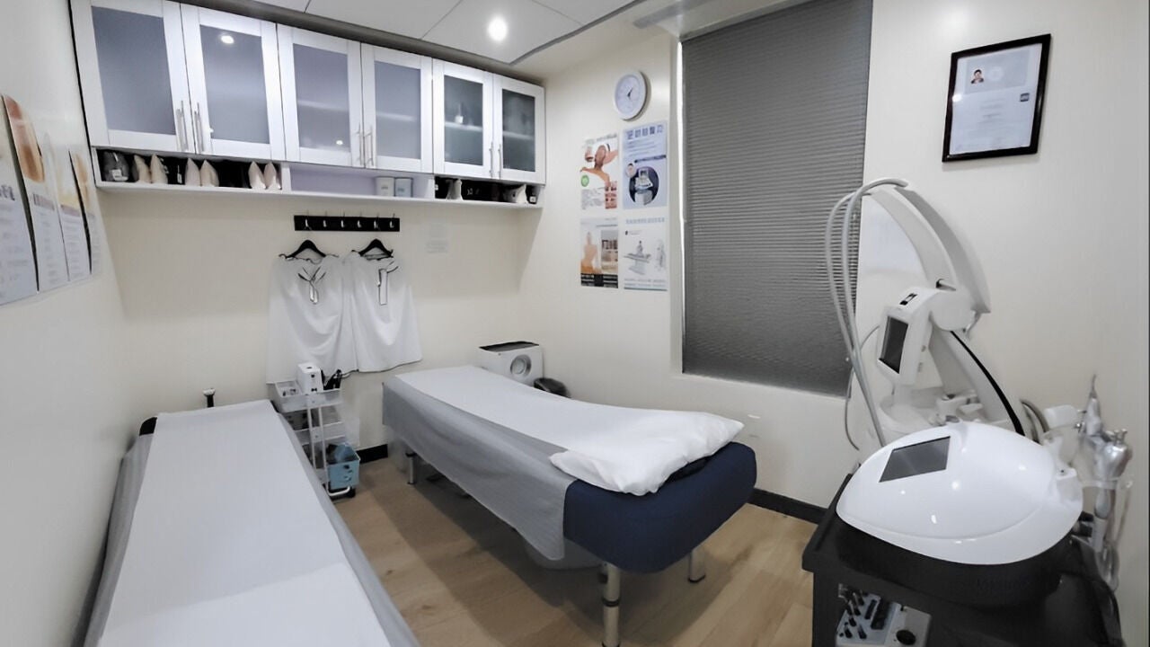 Calm treatment room at HealthKey Group Wellington - Manhattan, New York, New York, US, featuring modern equipment.