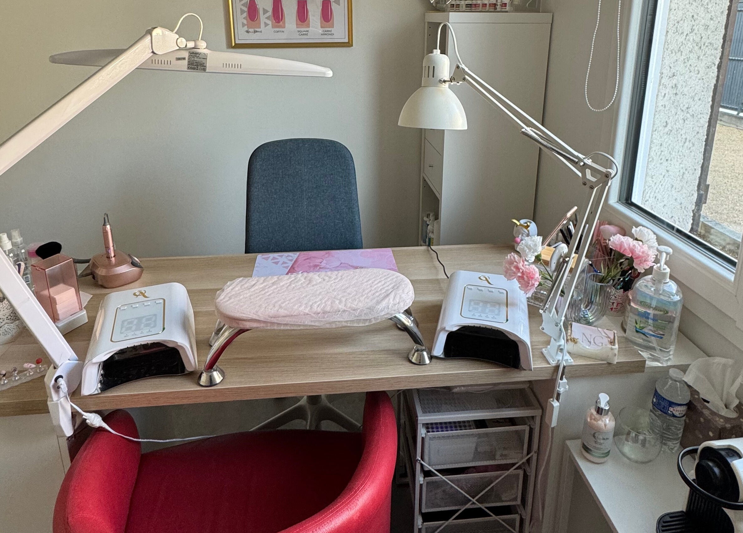 Le Studio de Nancy, Saint-pryvé-saint-mesmin, Centre-val De Loire, FR, table de manucure moderne avec outils.