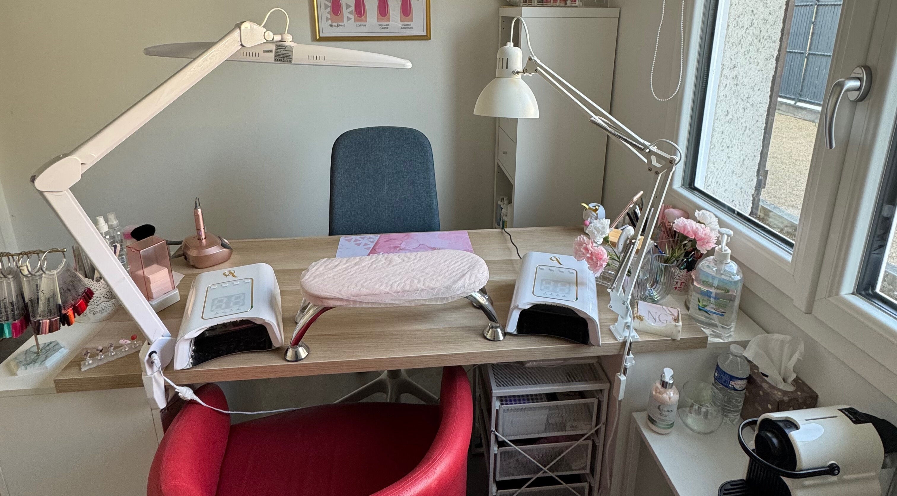 Le Studio de Nancy, Saint-pryvé-saint-mesmin, Centre-val De Loire, FR, table de manucure moderne avec outils.