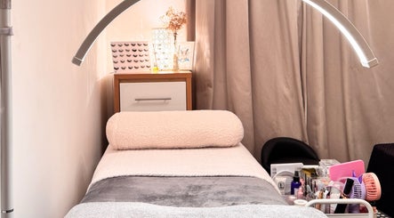 Relaxing beauty room at Curl Lashes, Bristol, England, GB, with modern decor and professional equipment.