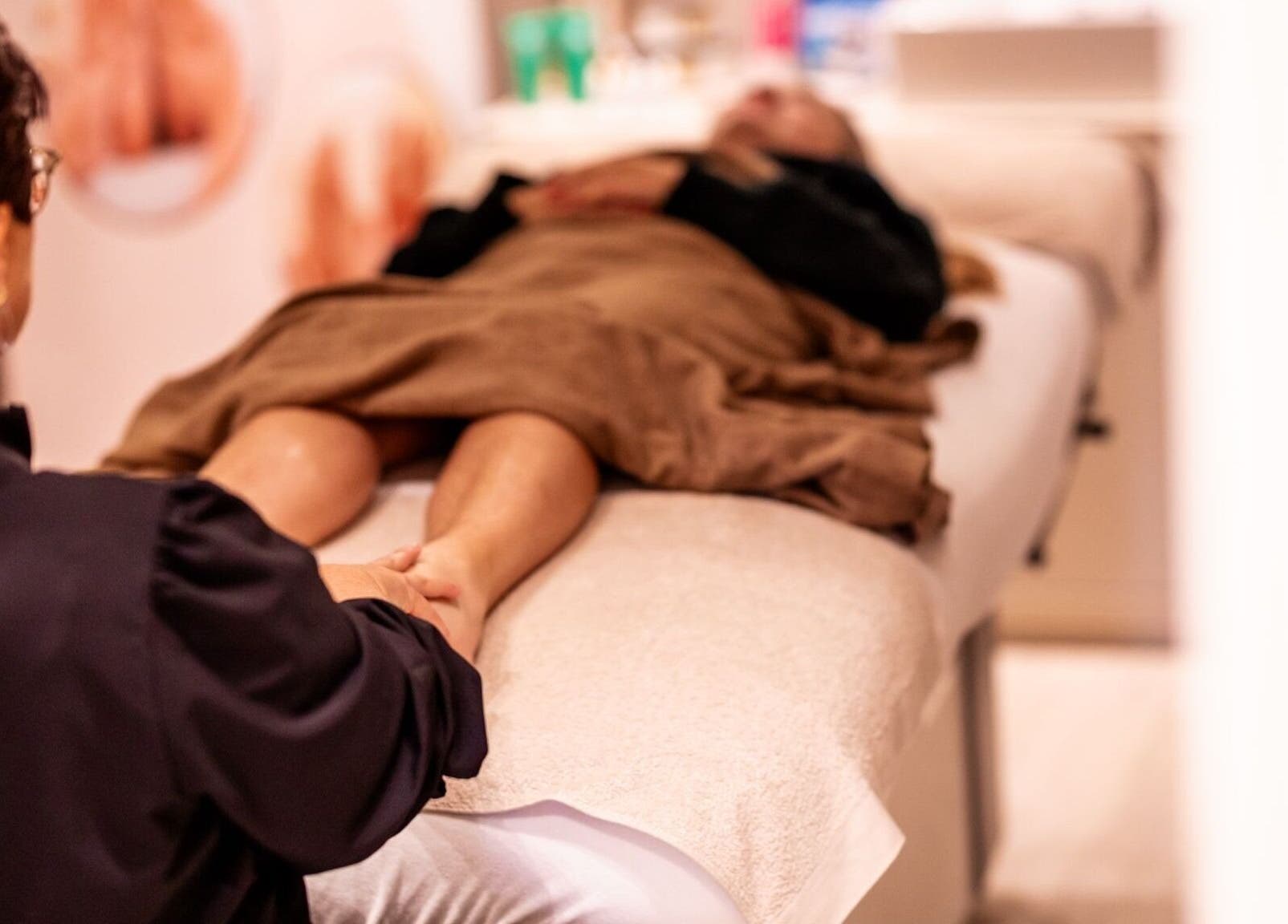 Verzorgende massage bij De Prakteyk, Vroomshoop, Overijssel, NL. Therapeut werkt rustgevend op cliënt.