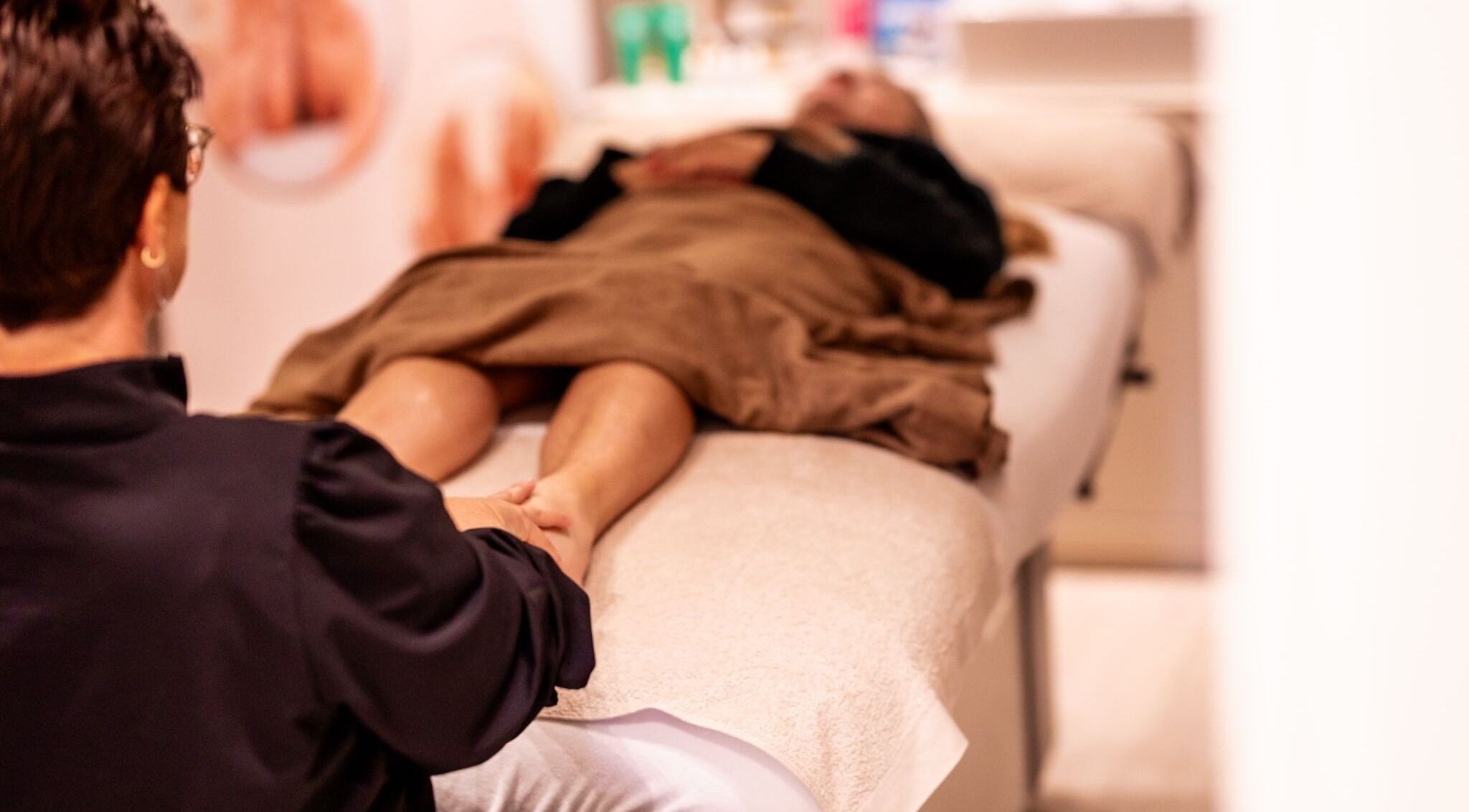 Verzorgende massage bij De Prakteyk, Vroomshoop, Overijssel, NL. Therapeut werkt rustgevend op cliënt.