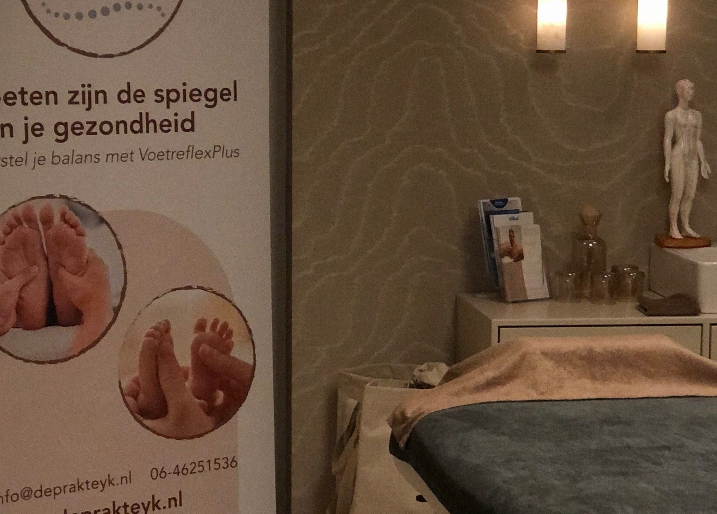 Ontspannende spa-ruimte bij De Prakteyk in Vroomshoop, Overijssel, NL met reflexologie posters en verzorgingsmaterialen.