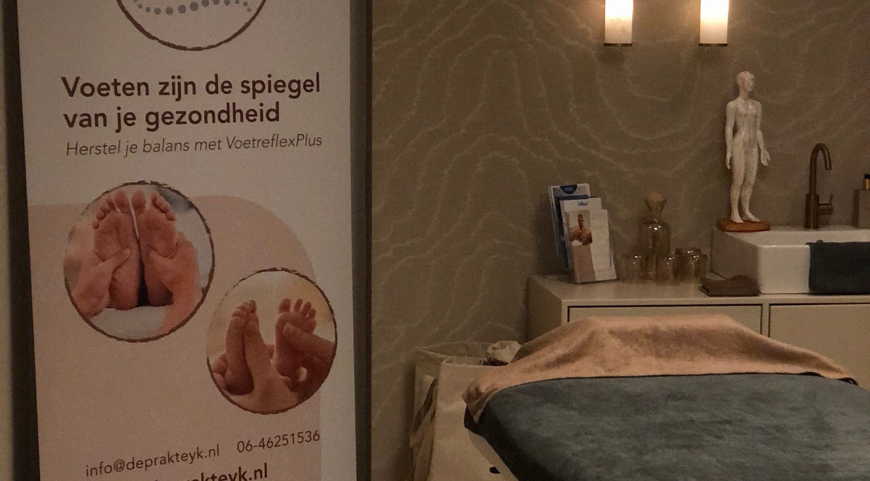 Ontspannende spa-ruimte bij De Prakteyk in Vroomshoop, Overijssel, NL met reflexologie posters en verzorgingsmaterialen.