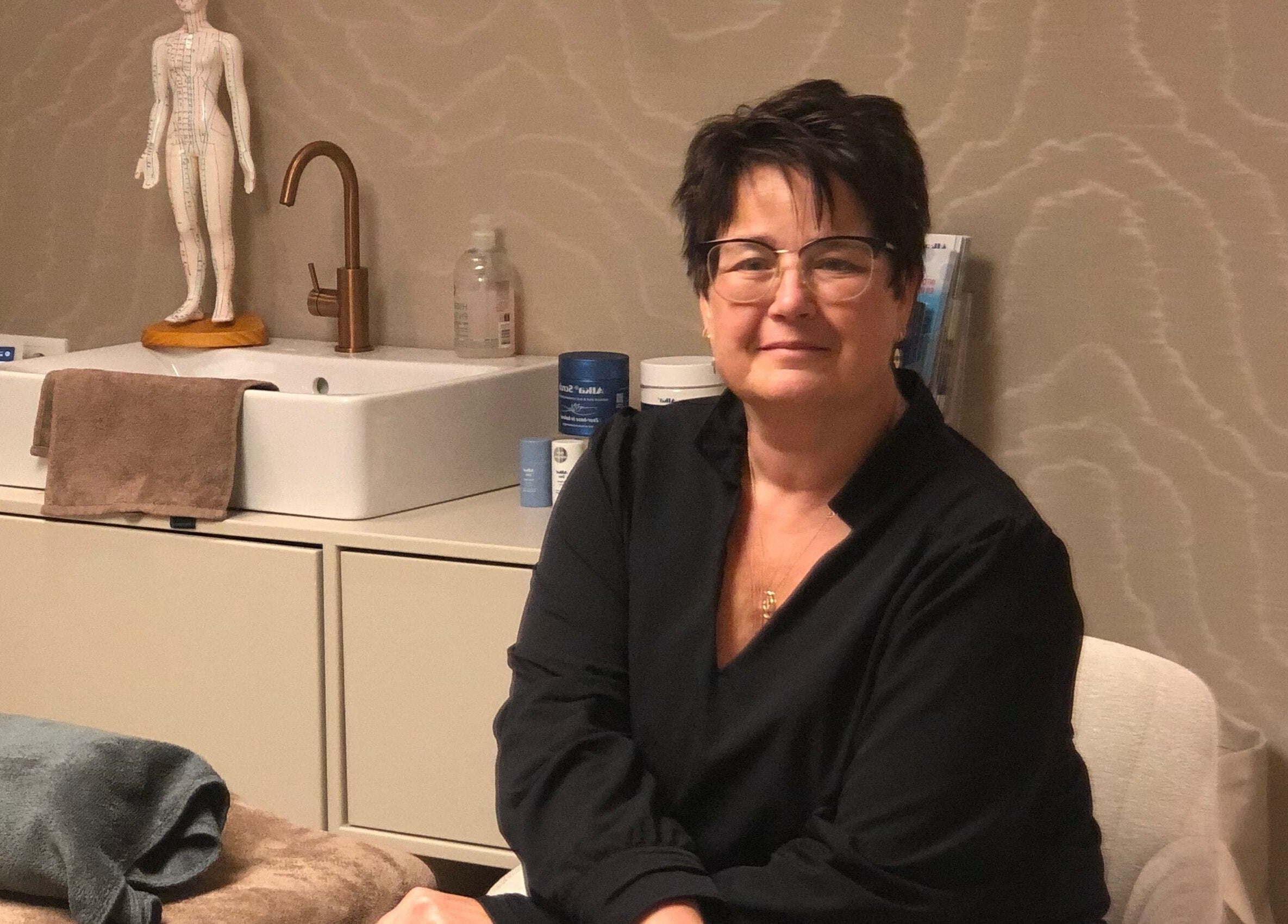 Behandelruimte bij De Prakteyk, Vroomshoop, Overijssel, NL met moderne inrichting en vriendelijke gastvrouw.