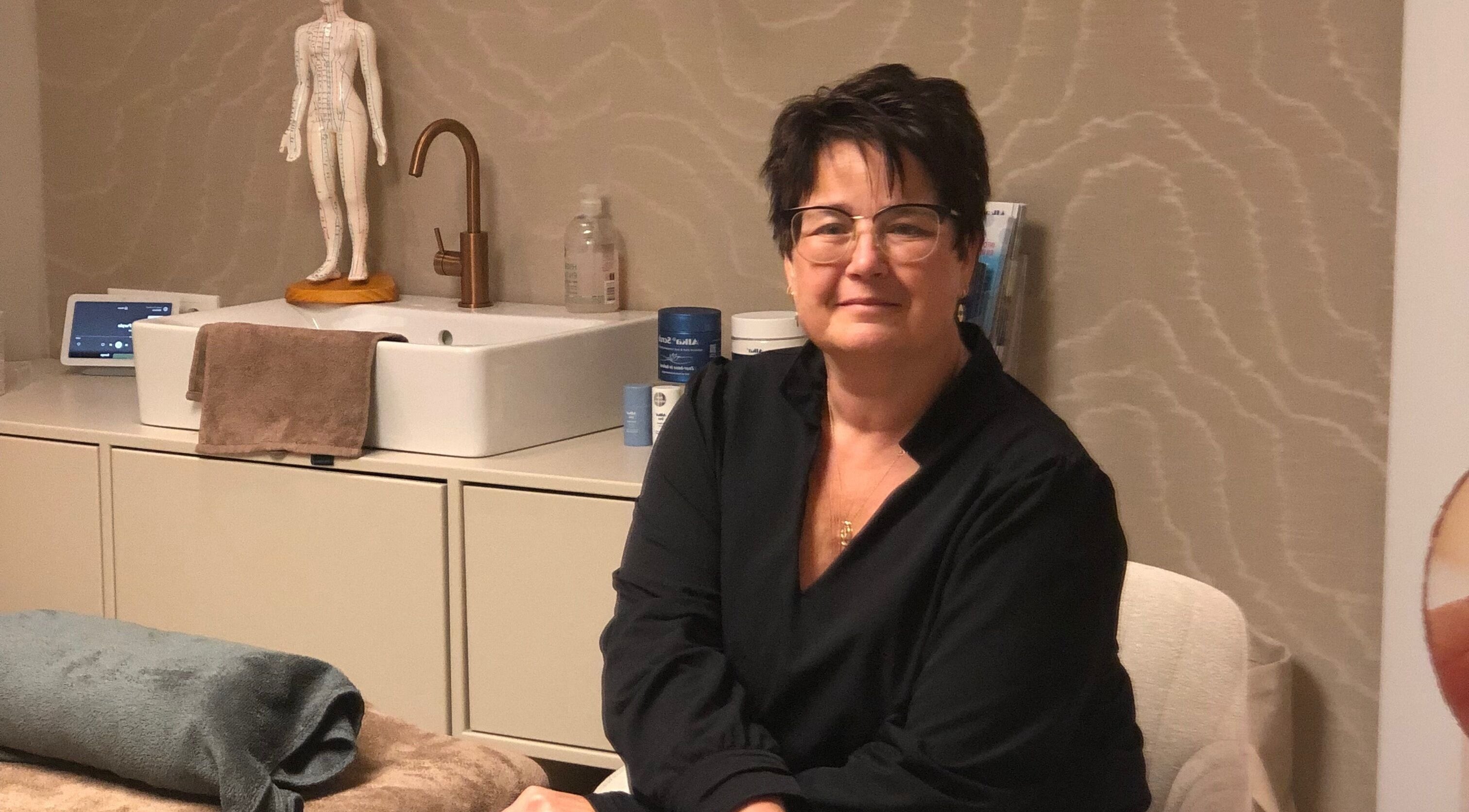 Behandelruimte bij De Prakteyk, Vroomshoop, Overijssel, NL met moderne inrichting en vriendelijke gastvrouw.