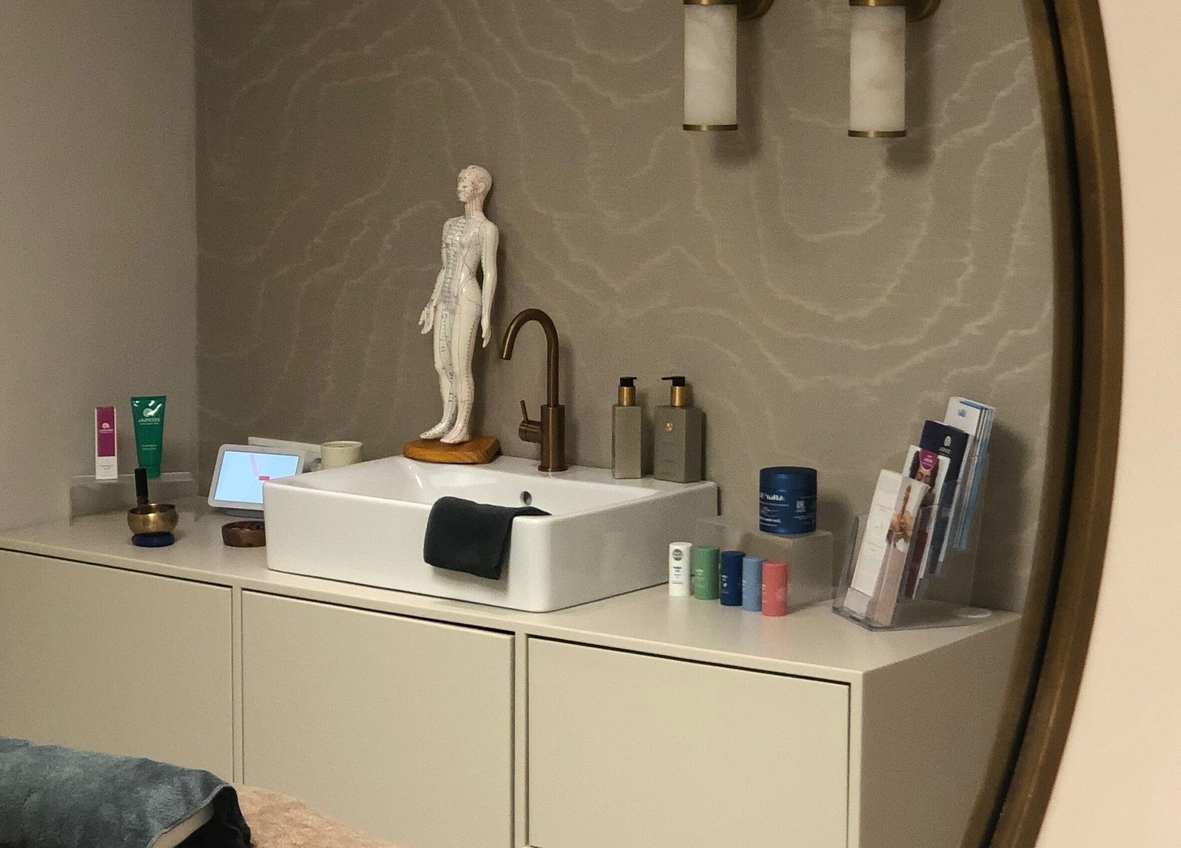 Stijlvol interieur van De Prakteyk in Vroomshoop, Overijssel, NL met producten en wastafel.