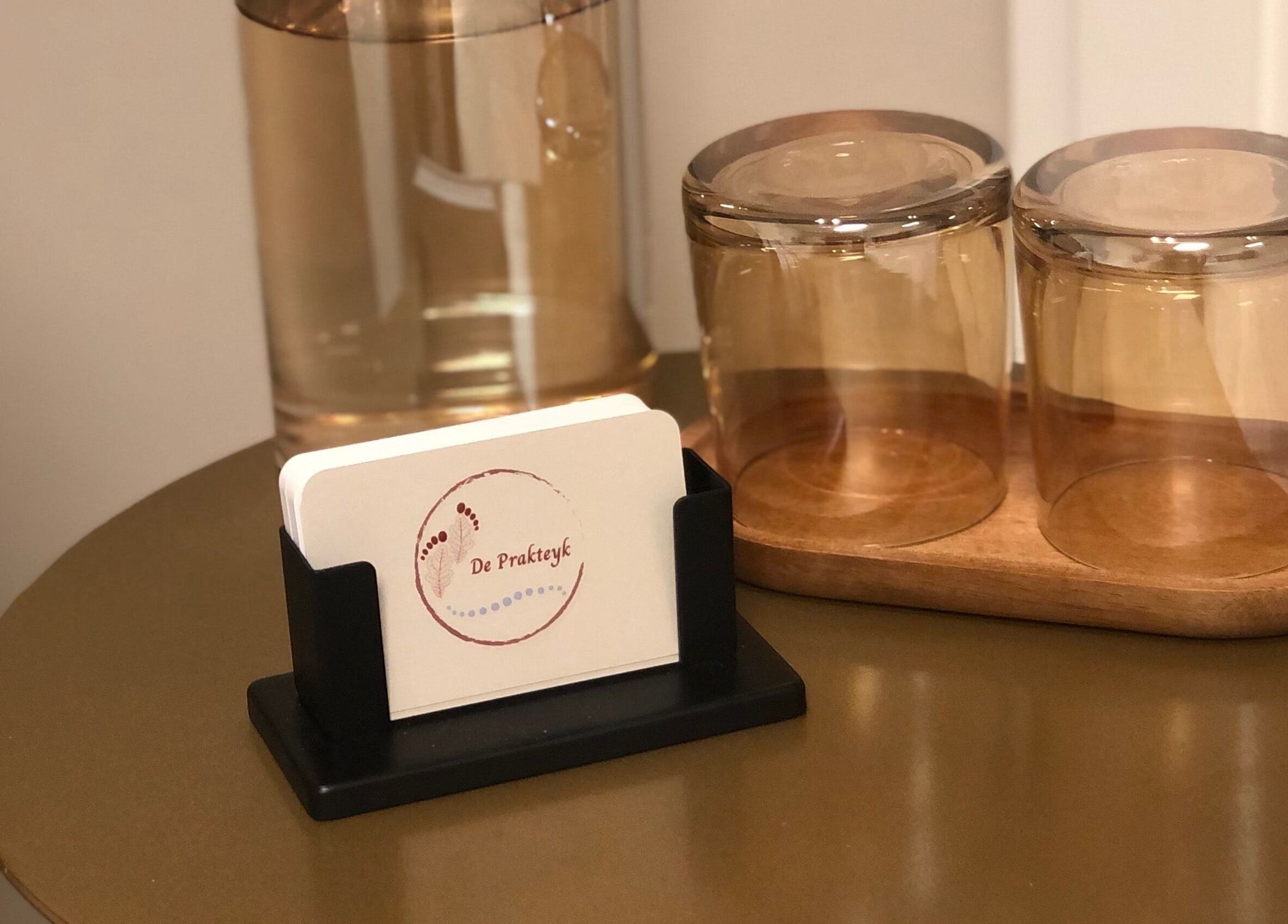 Vizitekaarthouder en glazen bij De Prakteyk, Vroomshoop, Overijssel, NL.