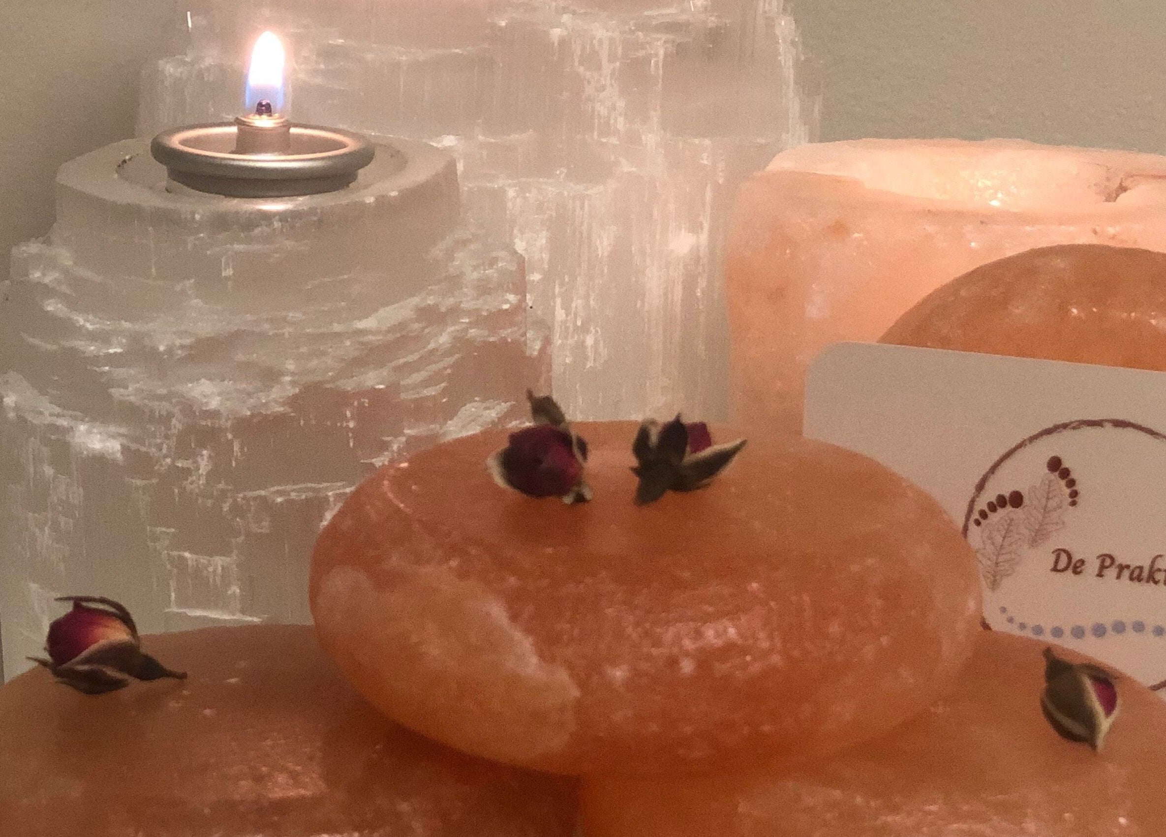 Zoutstenen en verlichting bij De Prakteyk, Vroomshoop, Overijssel, NL, creëren een rustgevende sfeer.